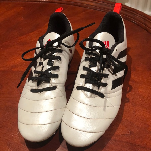 WOMENS ADIDAS SOCCER CLEATS SIZE 10 - Picture 2 of 5